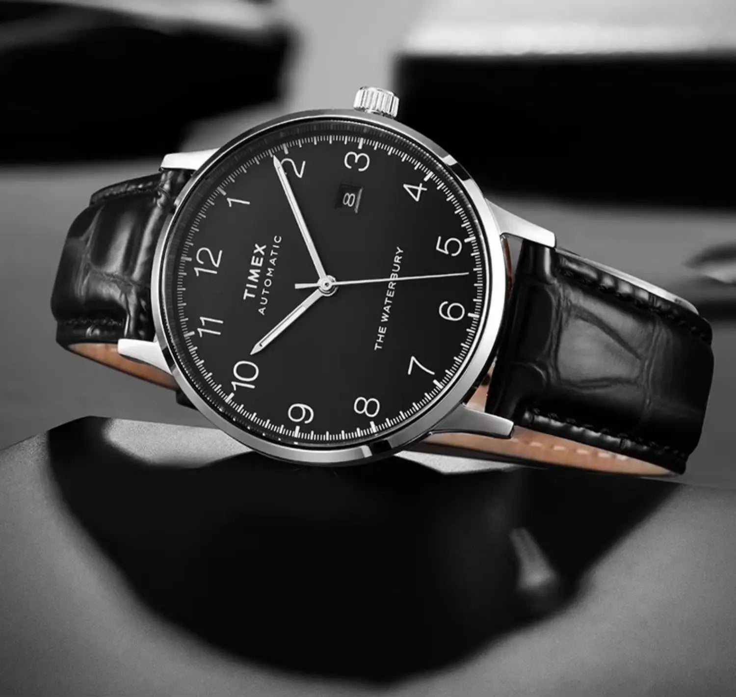 - Tainless steel case and buckle clasp – Timex mechanical watch
- Vista lateral do relógio Timex automático para homem